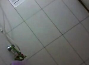 Novinha magrinha peitinhos  tomando banho